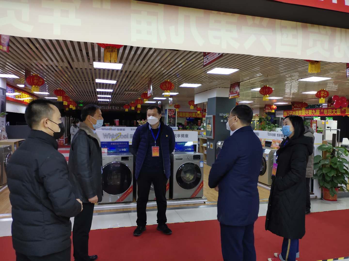 党工委委员、办事处主任时宏扬在企业现场.jpg